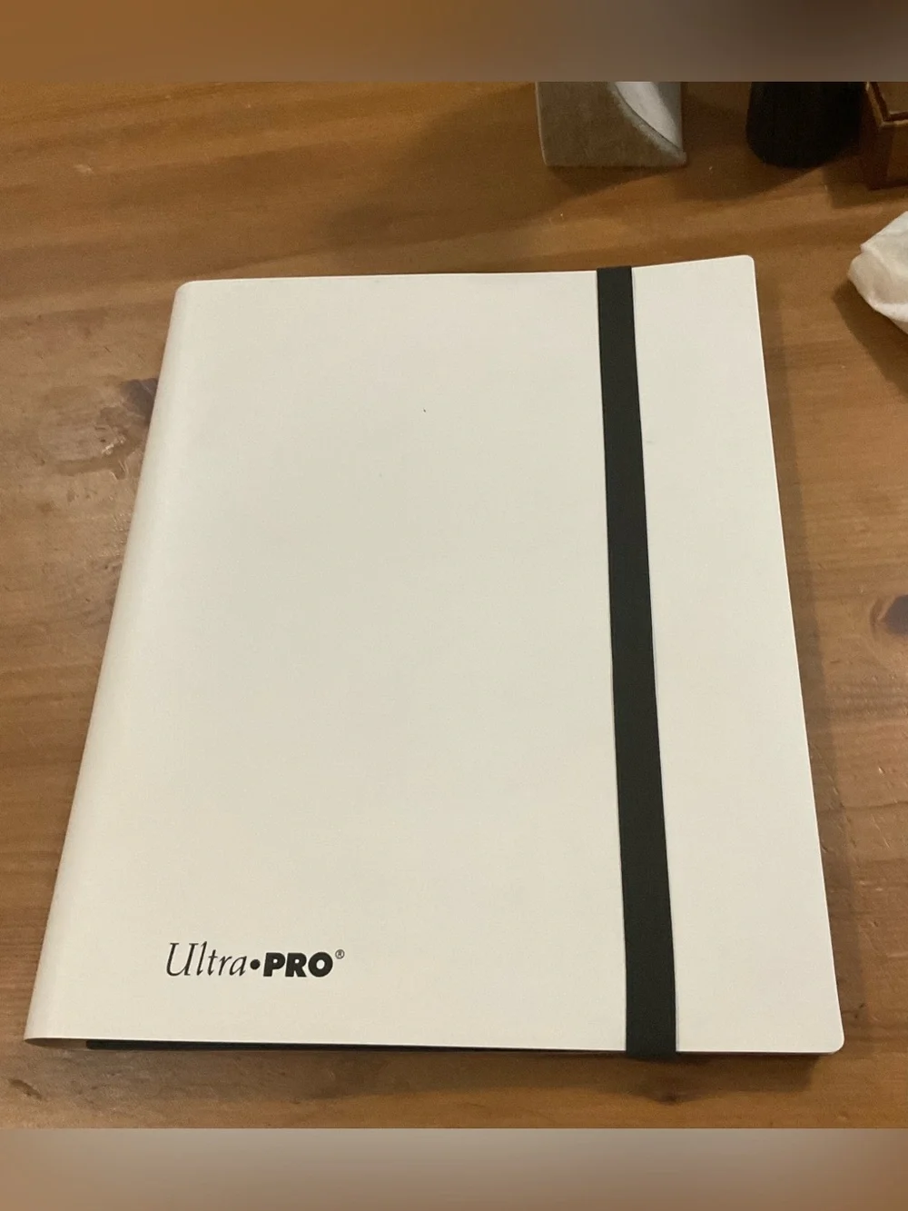 Ultra Pro: Card Binder Sleeve Album - white plastic with black strap 20 pages.